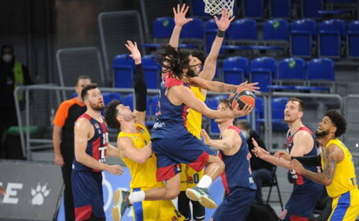 Henry trata de superar la férrea defensa del Maccabi, ante la que el Baskonia solo pudo anotar 63 puntos