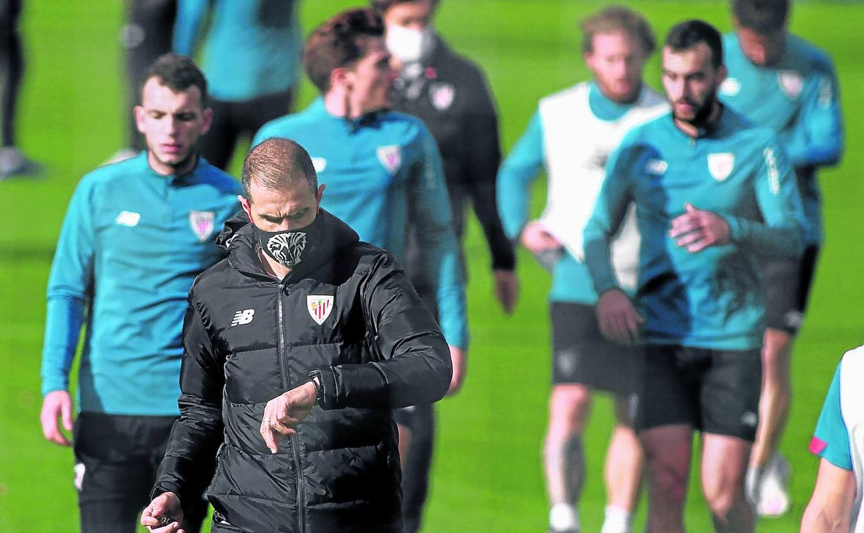 Garitano consulta su reloj antes de comenzar ayer el entrenamiento del equipo justo después de regresar de Madrid. 