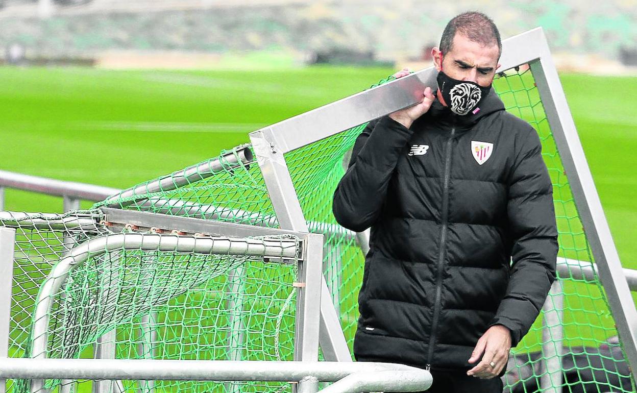 Gaizka Garitano retira una pequeña portería de Lezama en un entrenamiento esta semana. 