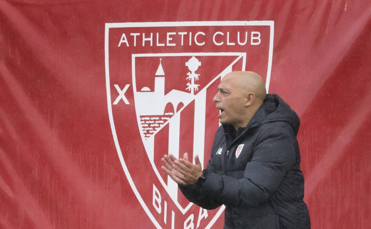 Ángel Villacampa animando a las suyas en el anterior choque en Lezama frente el Atlético. 