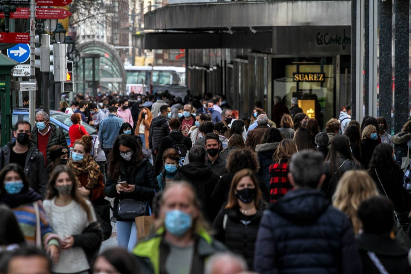 La Gran Vía de Bilbao llena de gente realizando compras navideñas.