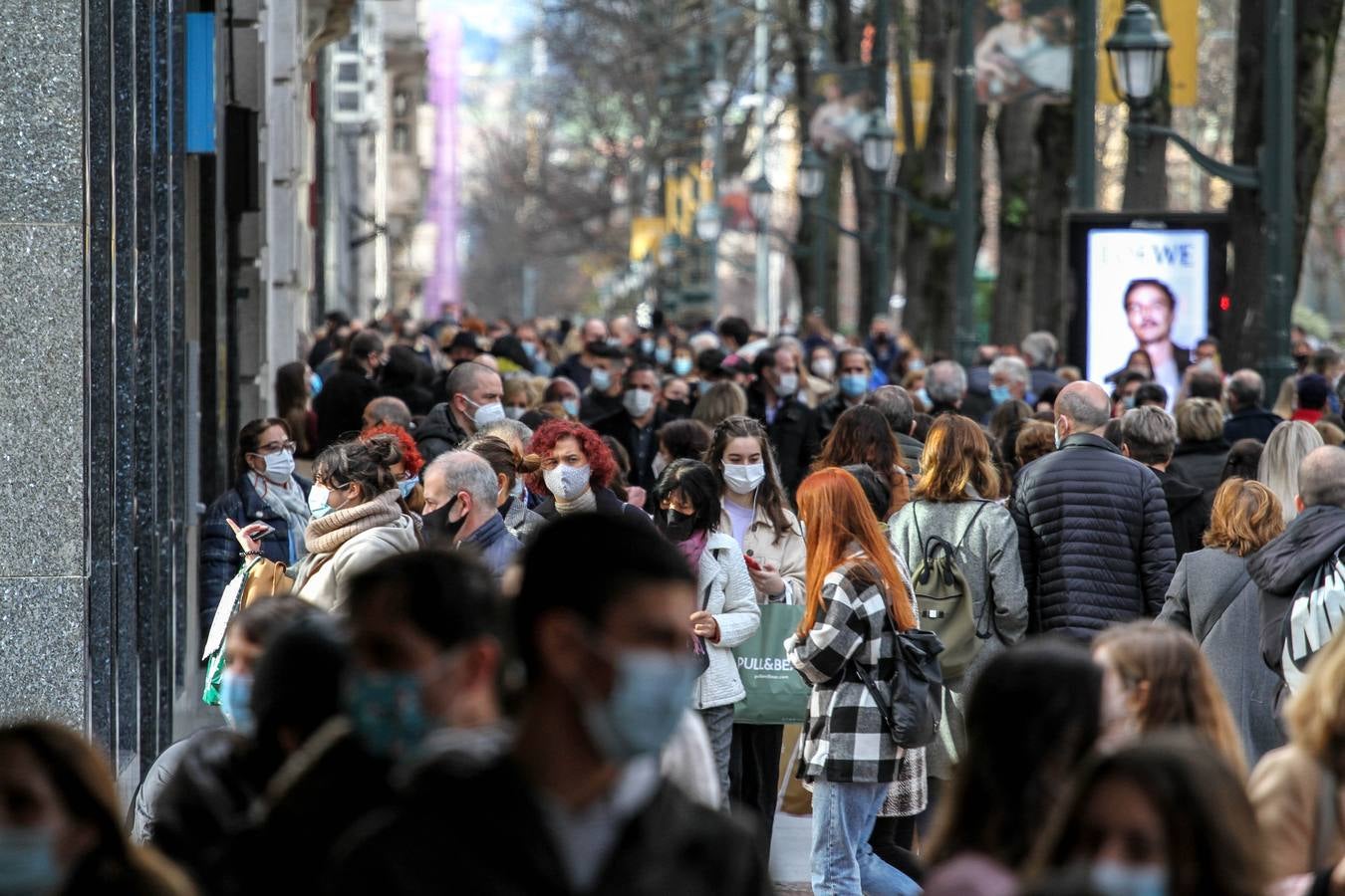 Ambiente de compras navideñas en Bilbao