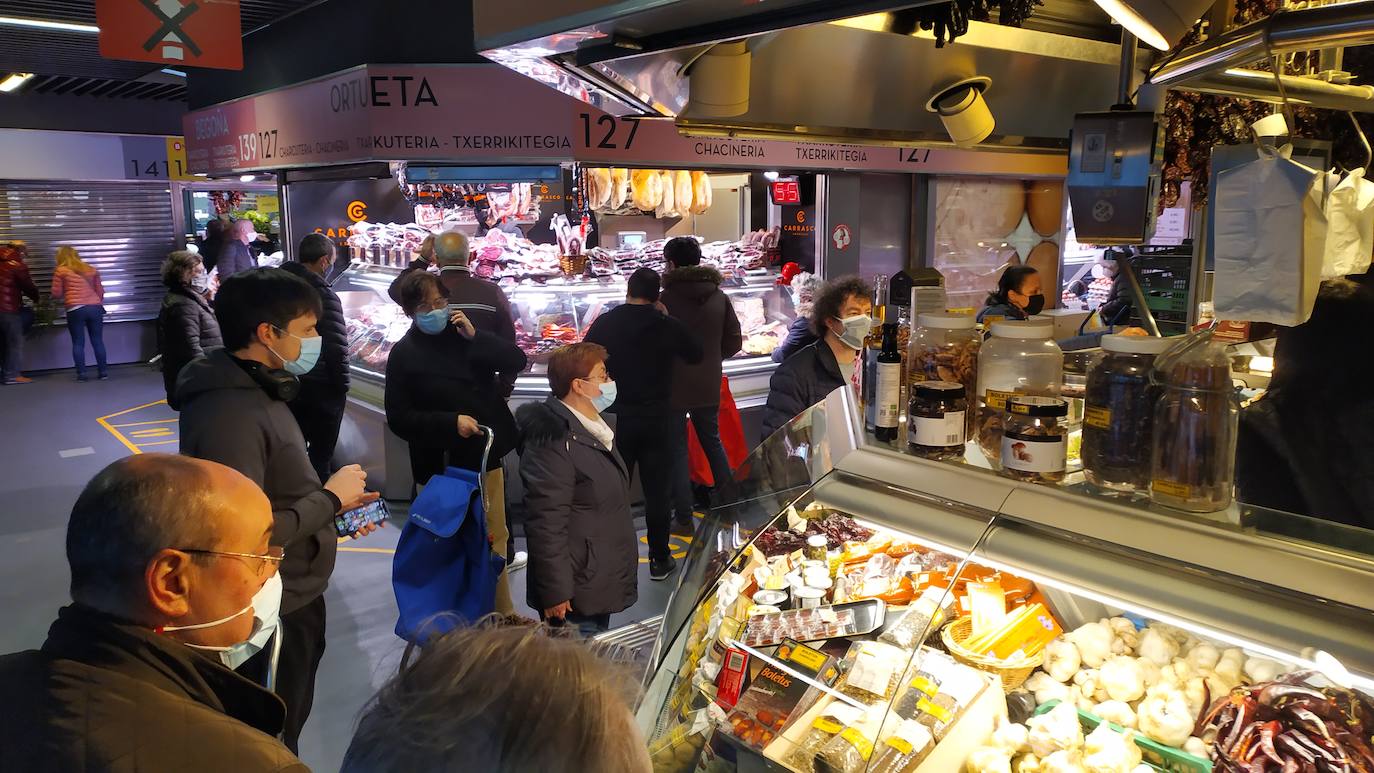 El Mercado de la Ribera atiende desde las ocho de la mañana las compras anticipadas para las comidas navideñas.