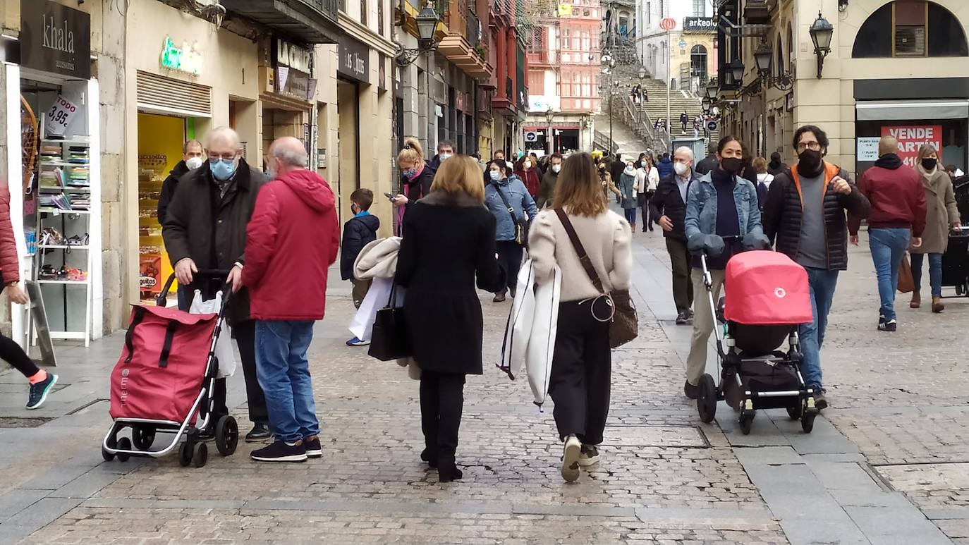 Las calles del Casco Viejo se han llenado este sábado de caminares apresurados para las compras navideñas. La zona del Portal de Zamudio es una de las que más ambiente ha tenido por la concentración de tiendas y la salida del metro.