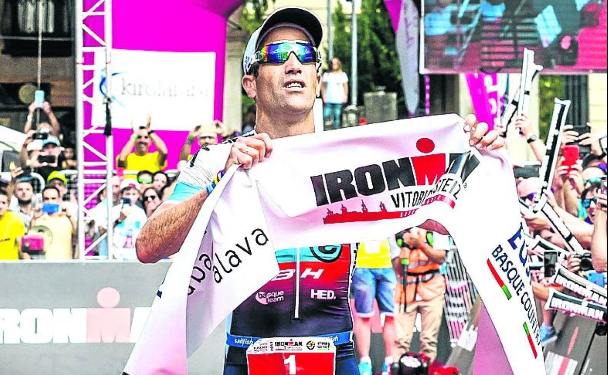 Eneko Llanos entra vencedor en el Ironman de Vitoria en 2019. 