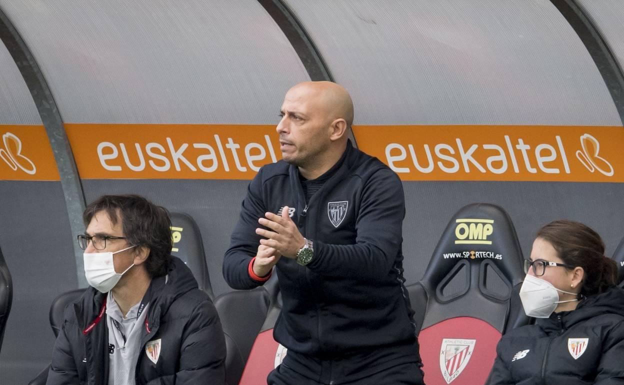 Ángel Villacampa animando a las suyas desde el banquillo. 