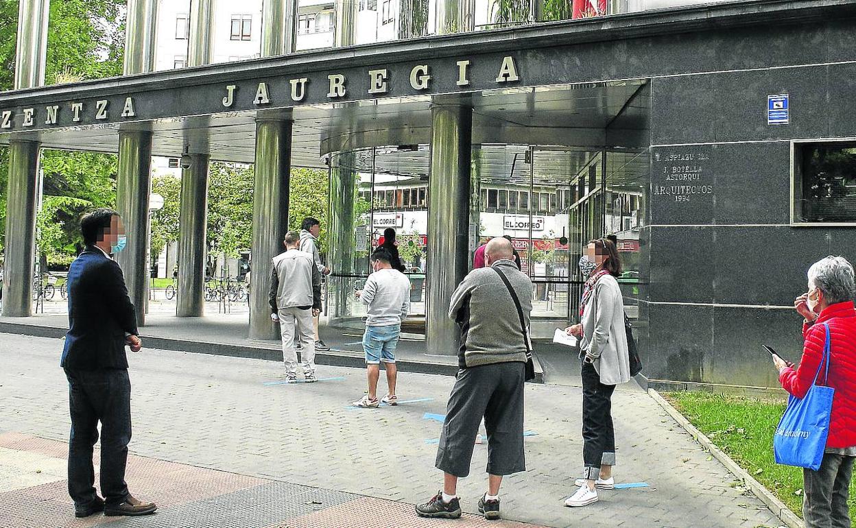 Un grupo de personas hace cola ante los juzgados de Vitoria en junio, cuando se reabrieron después de tres meses de parón. 