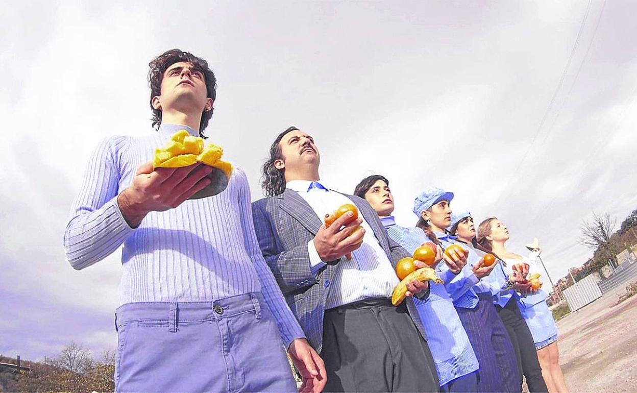 Los seis intérpretes dan vida a una trama que mezcla realidad y ficción. 