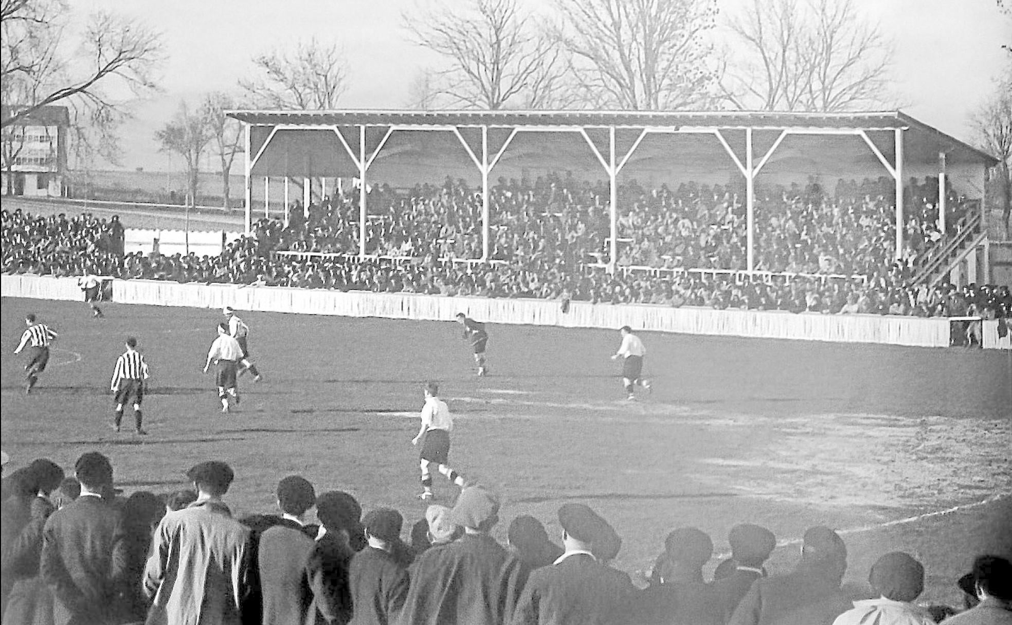 Un partido en Mendizorroza en la década de 1920. 