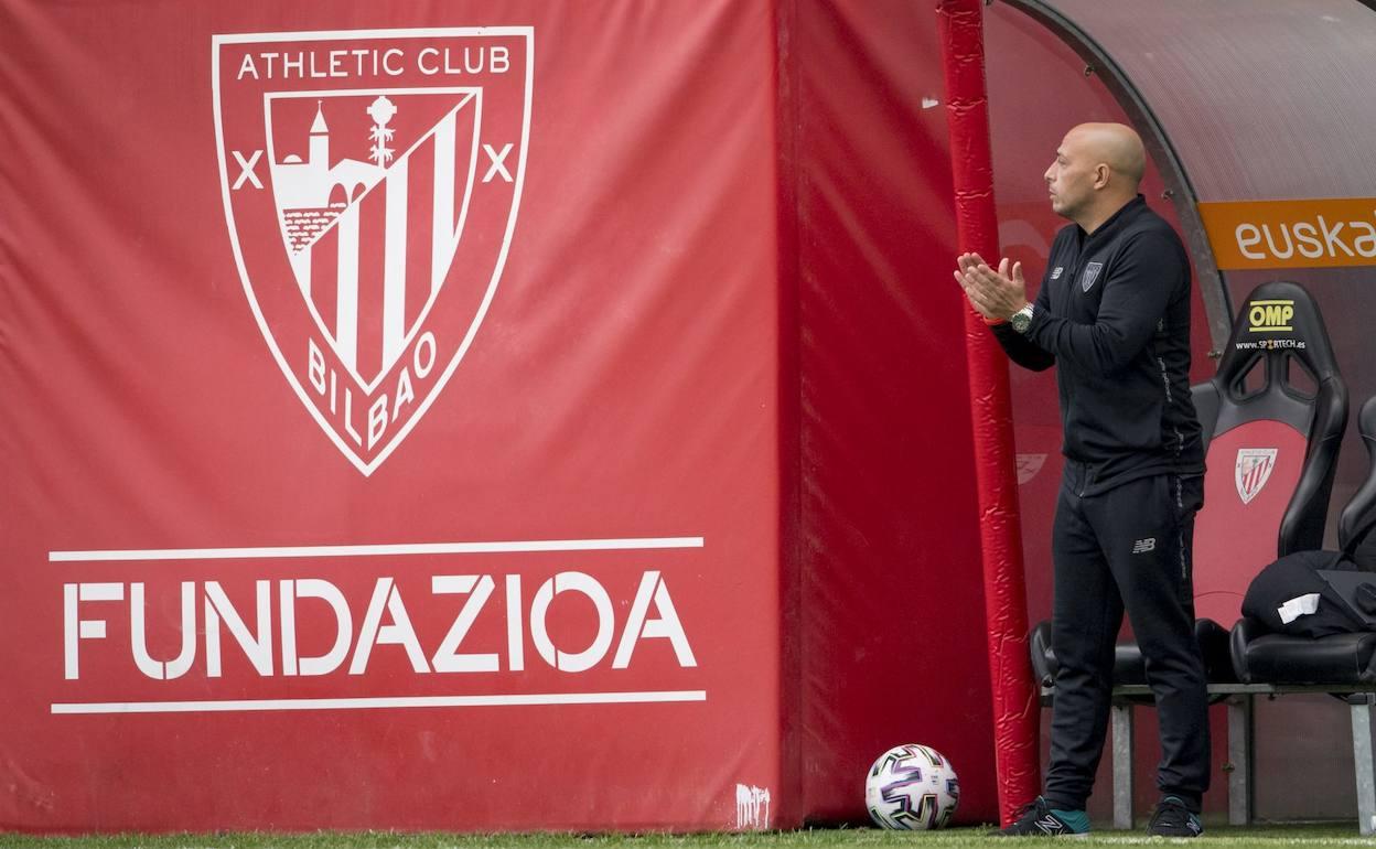 Ángel Villacampa animando a las suyas el sábado en Lezama, en la visita del Rayo. 