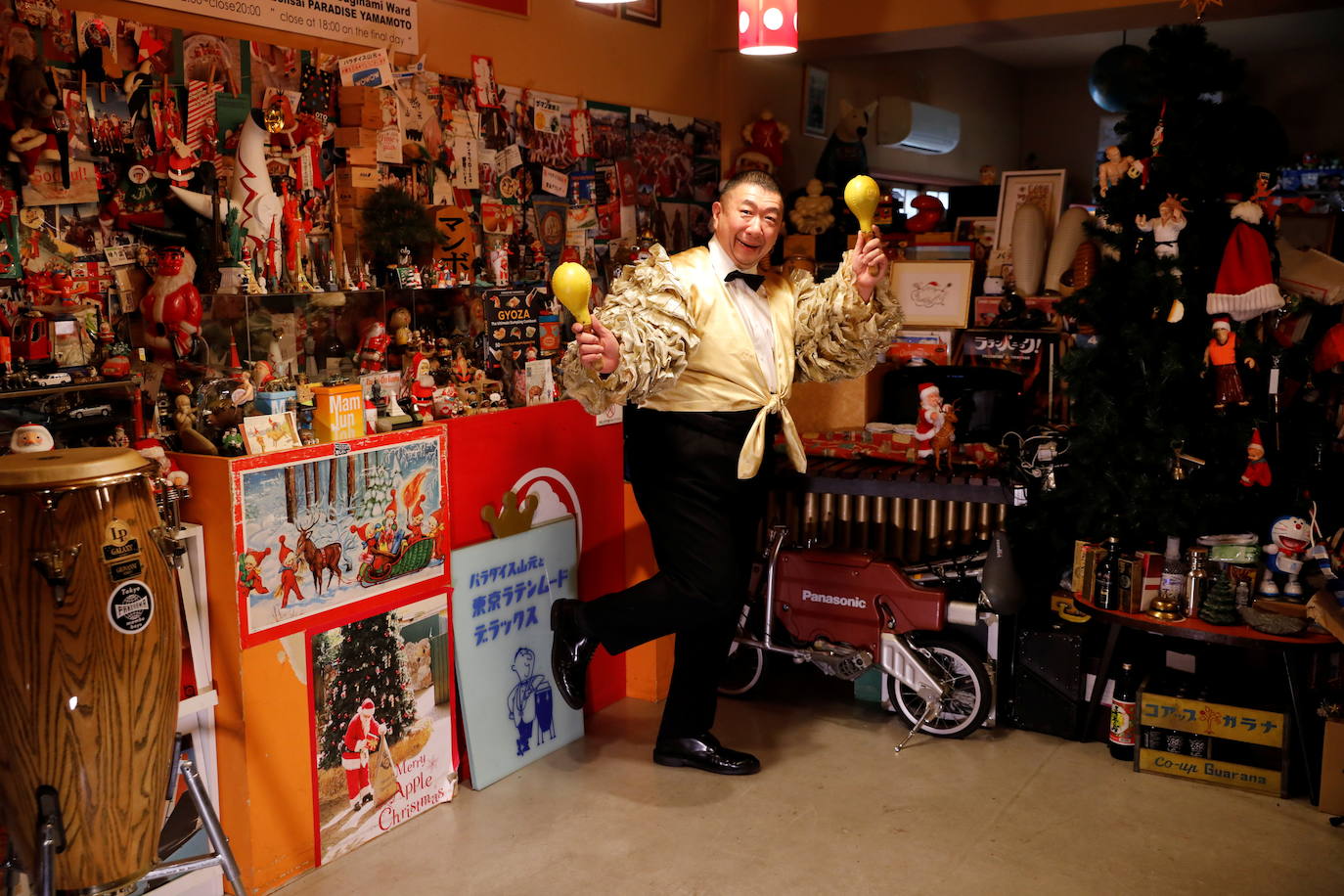 Paradise Yamamoto vistiendo su traje de músico de mambo en su restaurante Gyoza dumplings en Tokio, Japón.