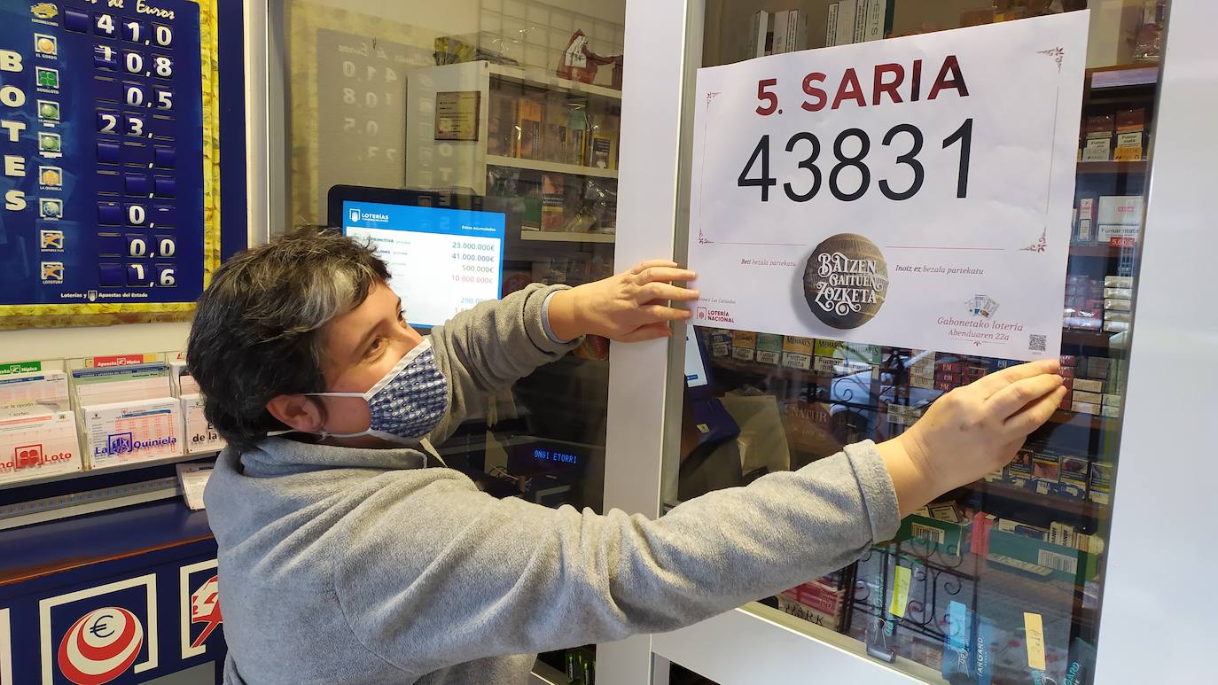 La responsable de un estanco en la calle Maria Aguirre de Bilbao celebra haber vendido un quinto premio.