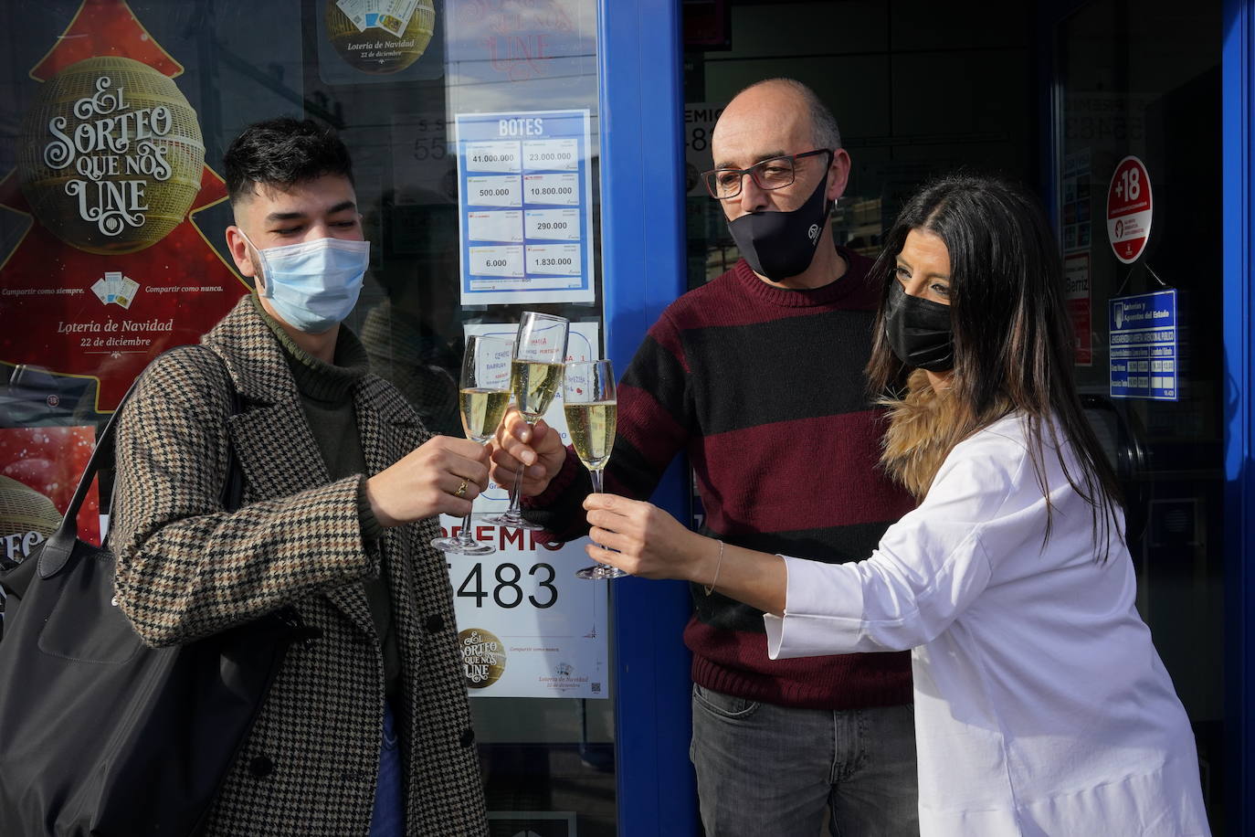 Maider, Xabier y Aitor celebran el quinto premio en la administración Nº 1 de Berriz.