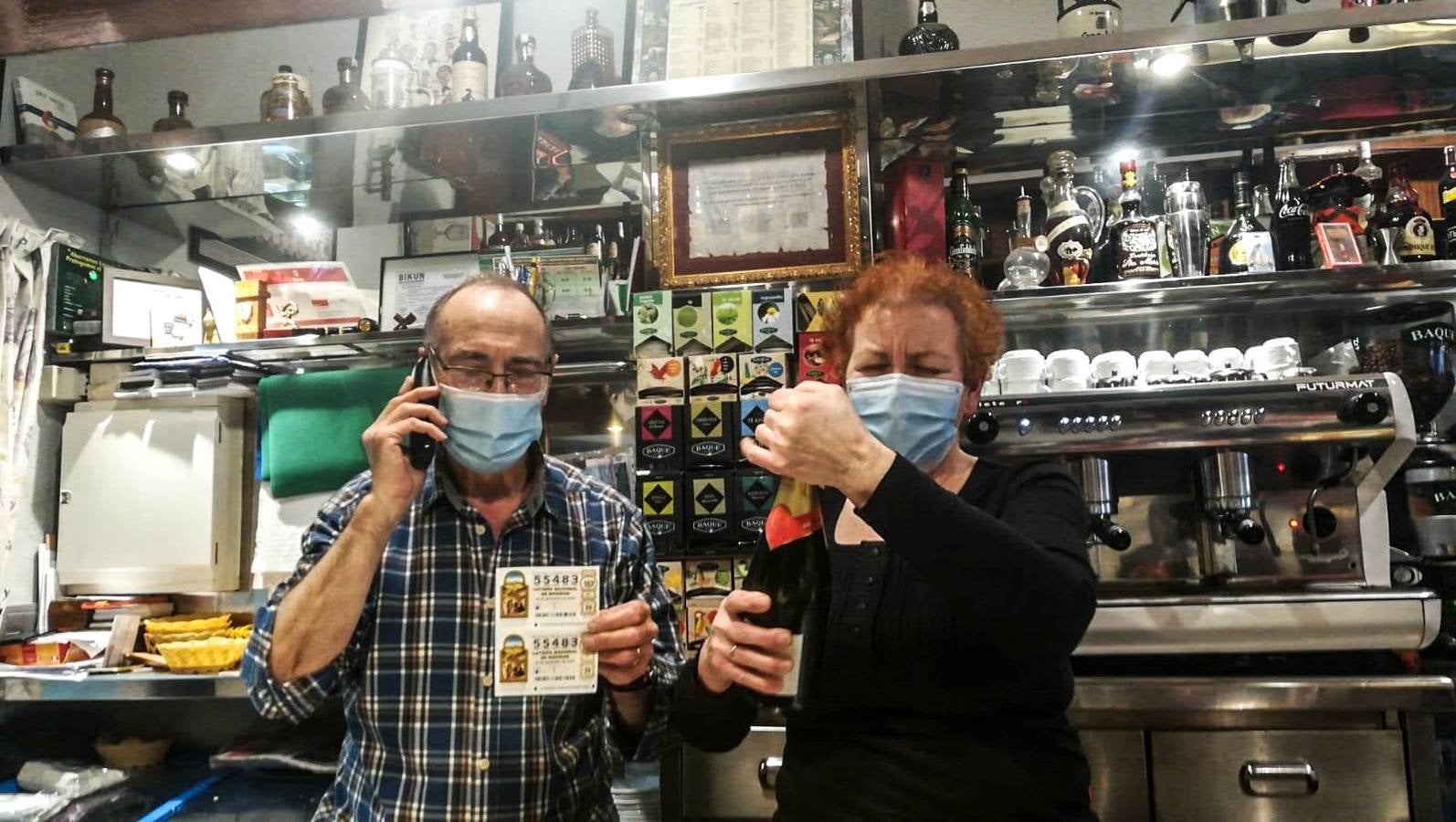 Los propietarios del bar Marian en San Adrian celebran el quinto premio.