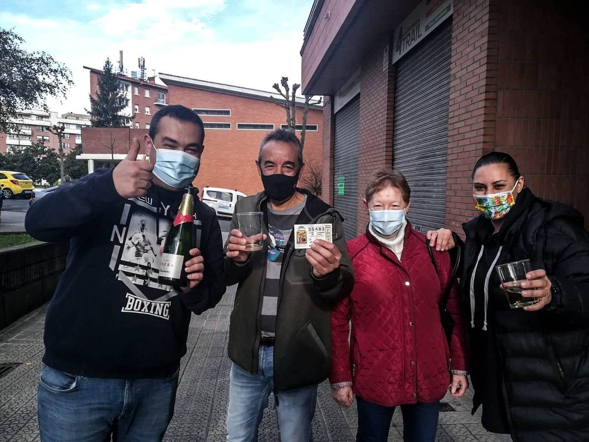 Aritz, a la izquierda, con su tío, una vecina y su mujer, Ana. 