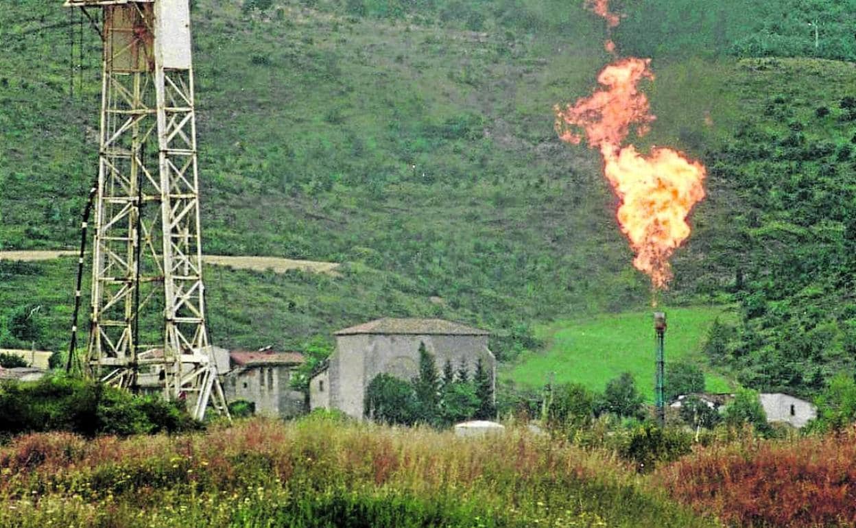 Un quemador comprueba el flujo de gas durante el sondeo de 1997, en la misma zona