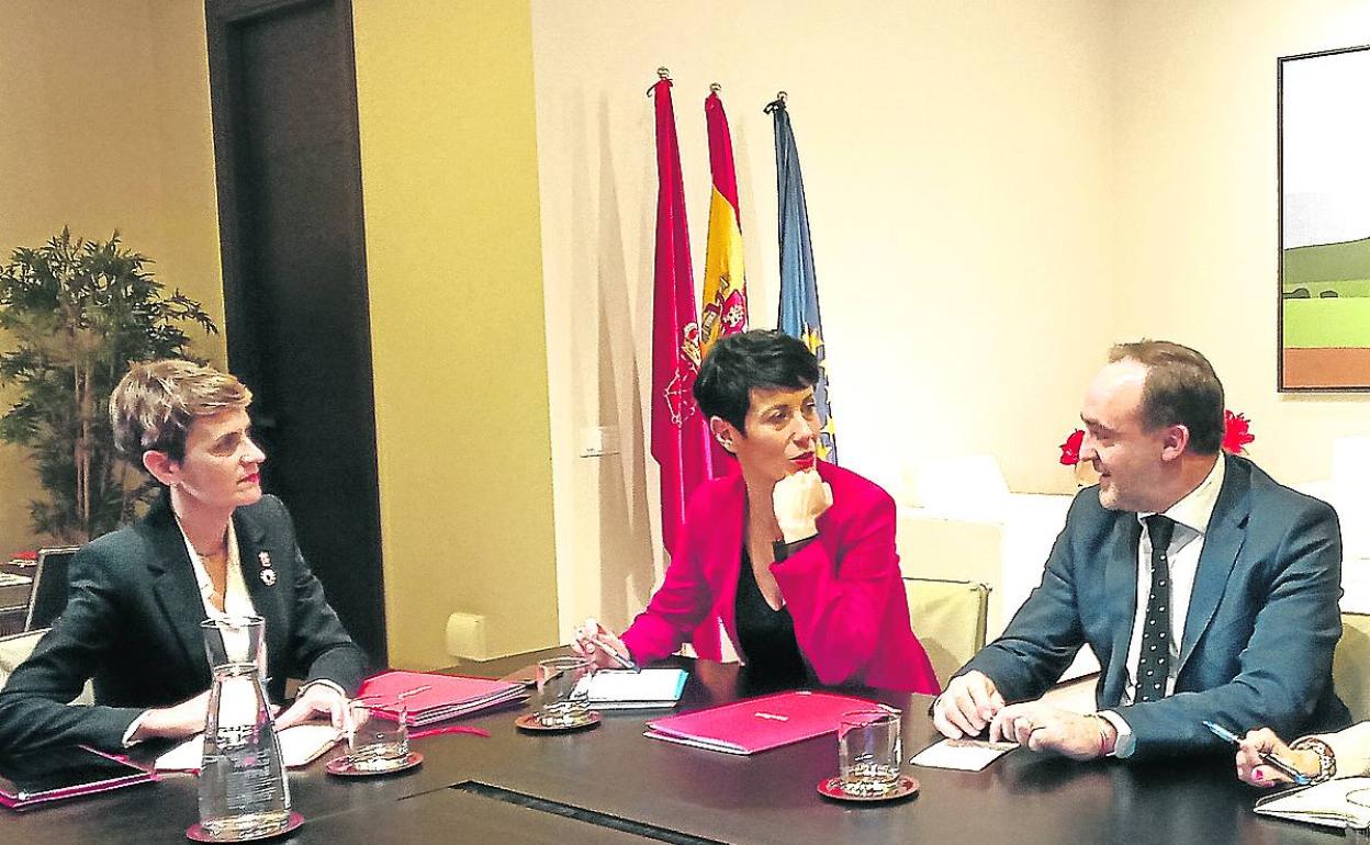 María Chivite y el portavoz de Navarra Suma, Javier Esparza, en una reunión sobre Presupuestos. 