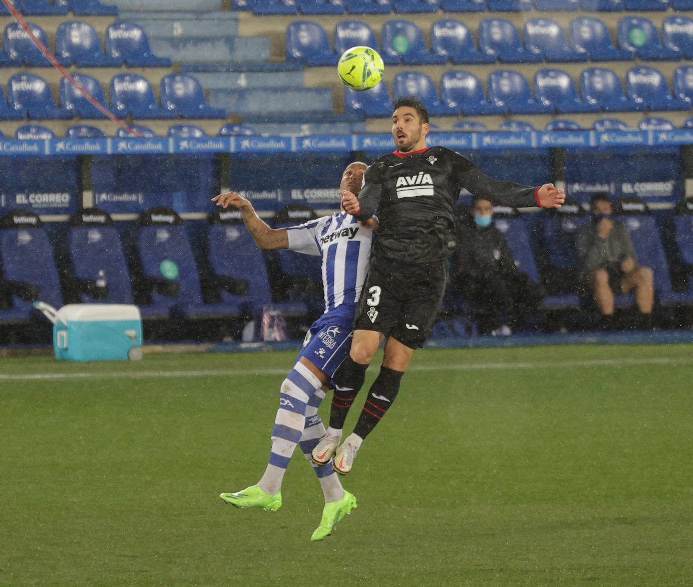 Fotos: Las imágenes del Alavés-Eibar