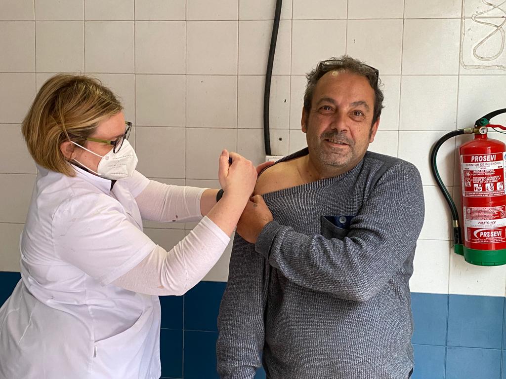 «Los motivos para vacunarme los tengo muy claros. Lo primero, me vacunaré por solidaridad con los demás. Por si fuera poco, soy fumador. Si el bicho me pilla, me mata. Y mucho confío en la ciencia, que tanto nos hace falta. En cuanto pueda, me vacunaré sin dudarlo. Hay que pensar en los demás y hay que acabar con la pandemia».