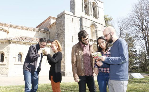 Visitantes en el exterior del templo.