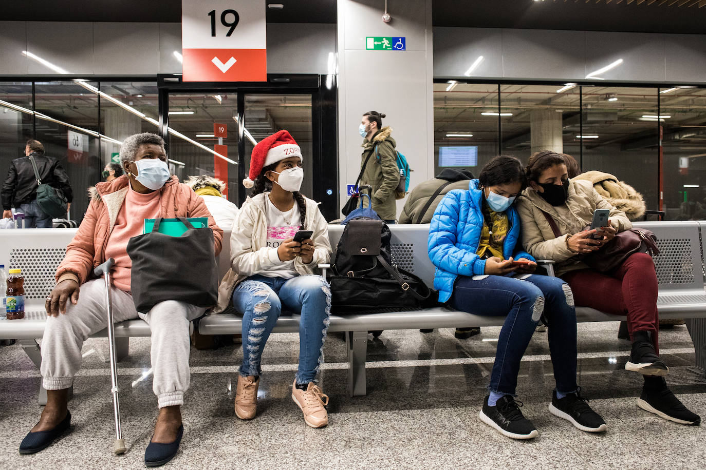 Yanelli Peñaloza y sus nietas Yanelli y Yaneth esperando para ir a Barcelona a visitar a su hija Carolina.