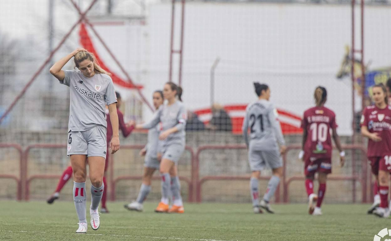 Valdezate, cabizbaja en primer término, abandonando el campo del Logroño tras el 3-0. 