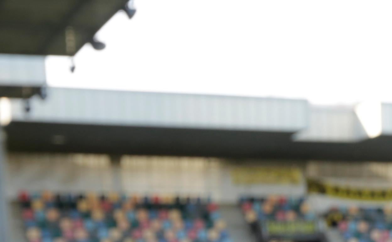 Jesús María Isusi, presidente del Barakaldo, en la grada de Lasesarre 