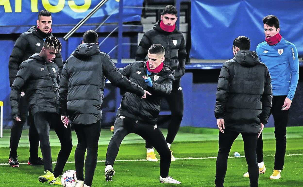 Los suplentes del partido ante el Villarreal pravctican un rondo durante el descanso. 