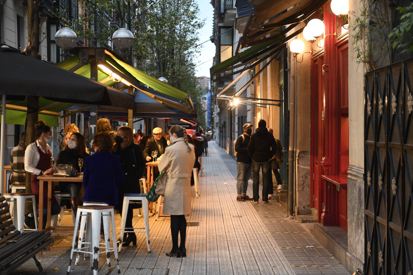 Fotos: Bilbao se vacía en Nochebuena con el cerrojazo a las 18.00 horas