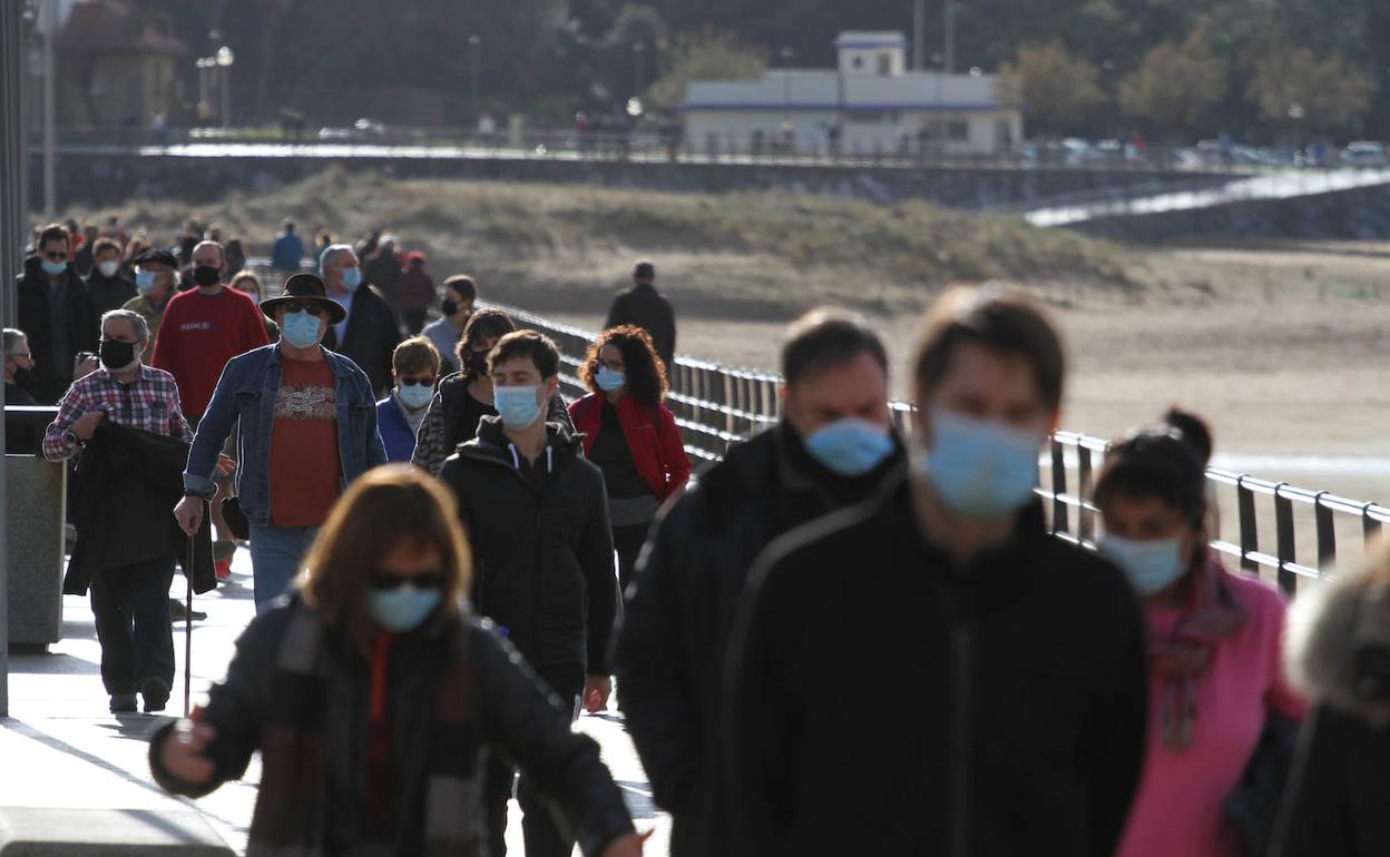 Los vizcaínos pasean este sábado a pesar del frío reinante.