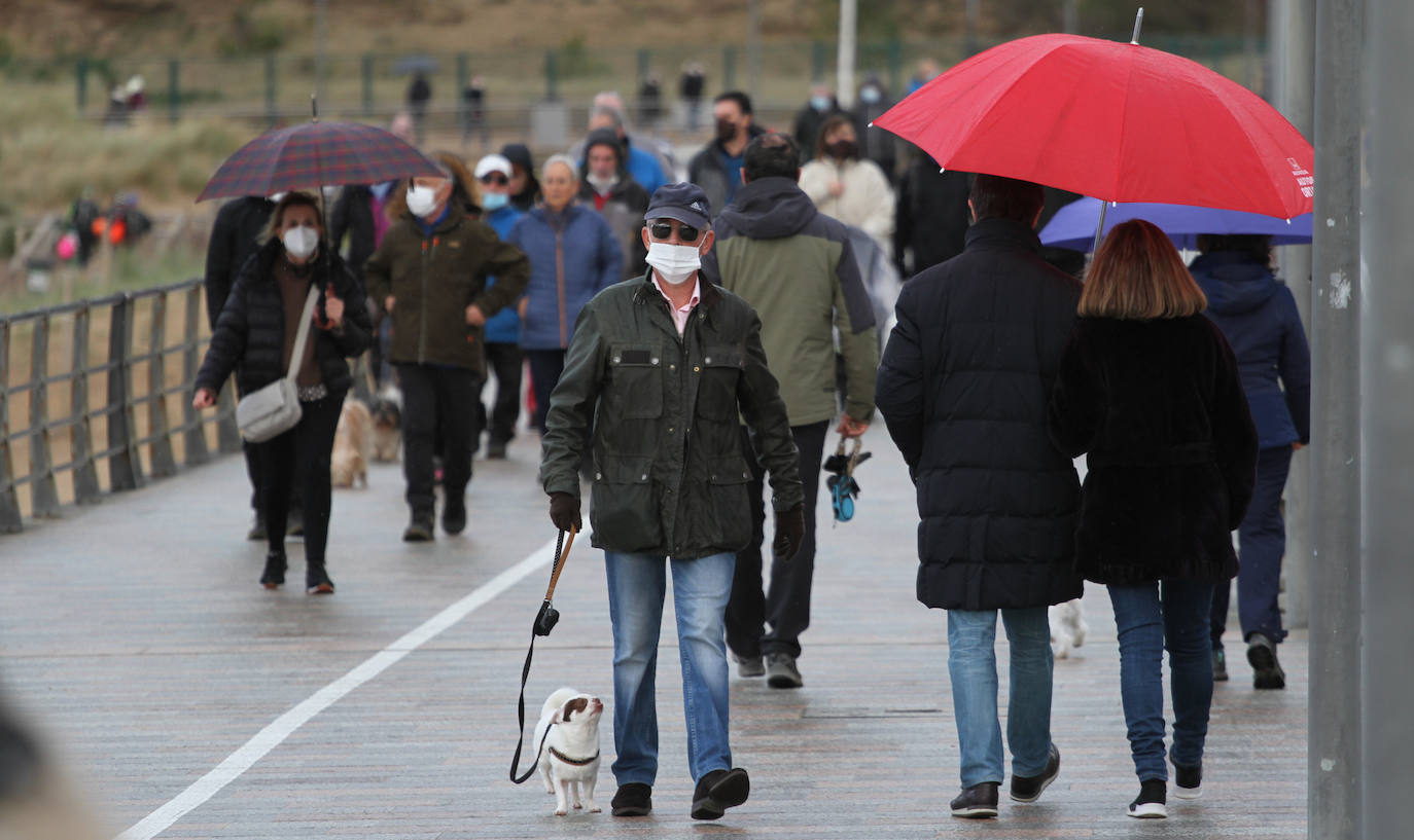 Fotos: Los vizcaínos desafían el mal tiempo y salen a correr, a pescar y a darse un paseo frente al mar
