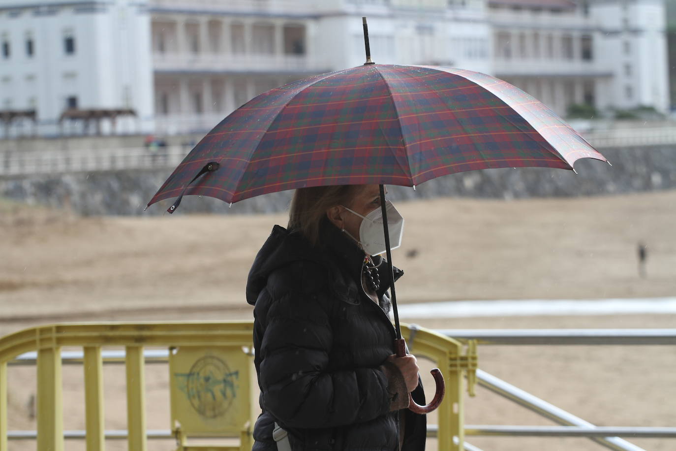 Fotos: Los vizcaínos desafían el mal tiempo y salen a correr, a pescar y a darse un paseo frente al mar