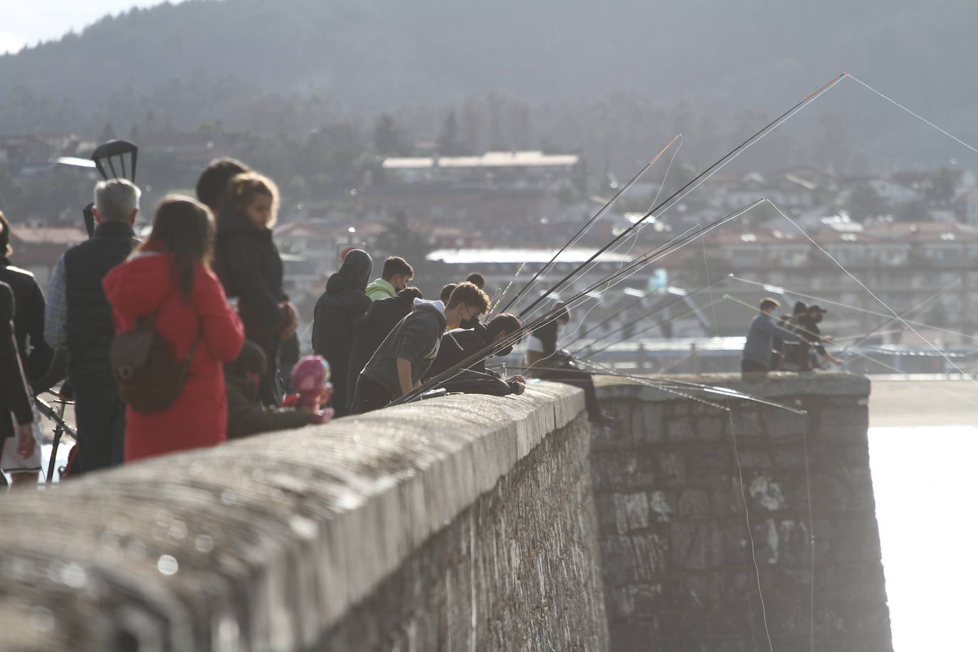 Fotos: Los vizcaínos desafían el mal tiempo y salen a correr, a pescar y a darse un paseo frente al mar