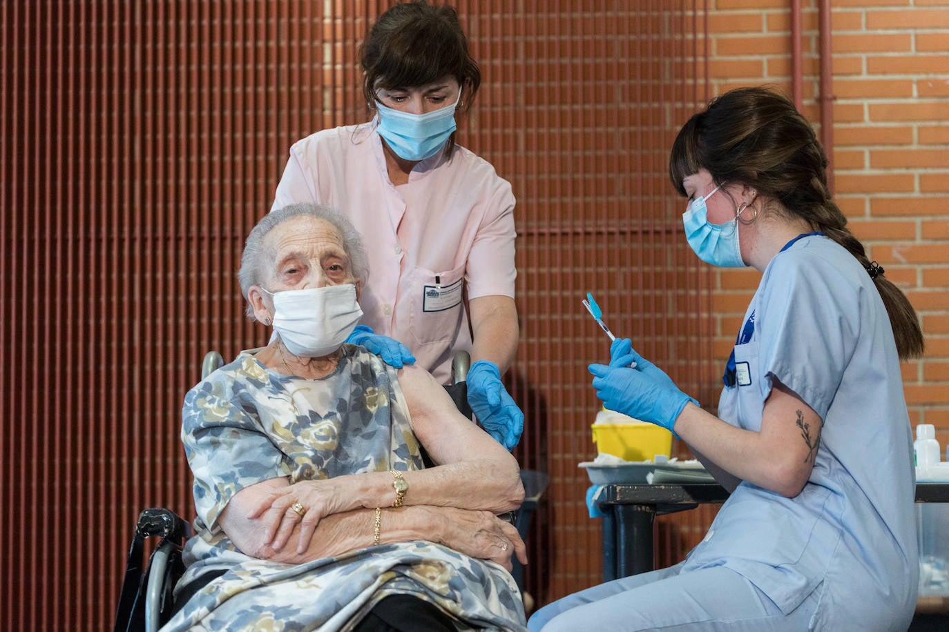 Fotos: Las primeras dosis de la vacuna contra el coronavirus llegan a Vitoria