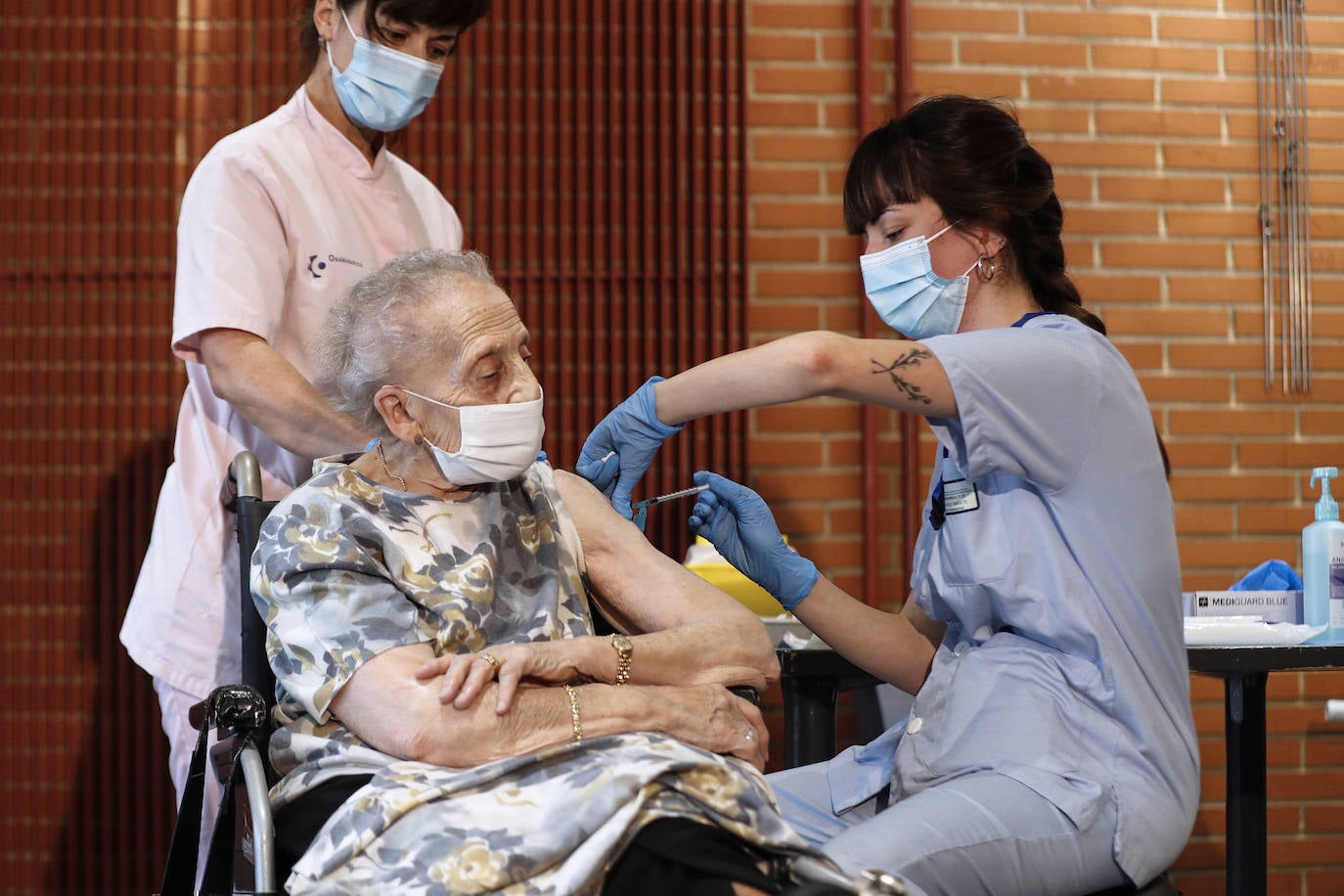 Fotos: Las primeras dosis de la vacuna contra el coronavirus llegan a Vitoria