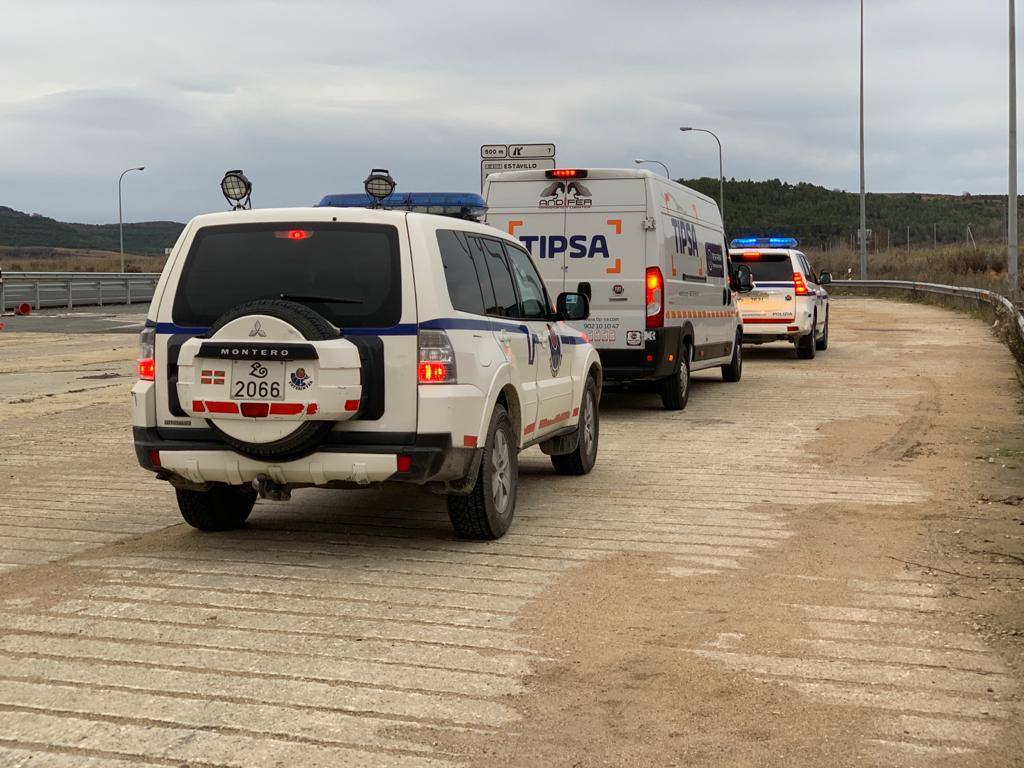 La furgoneta encargada de transportes las dosis de la vacuna contra la Covid-19 siendo escoltada por las fuerzas de seguridad.