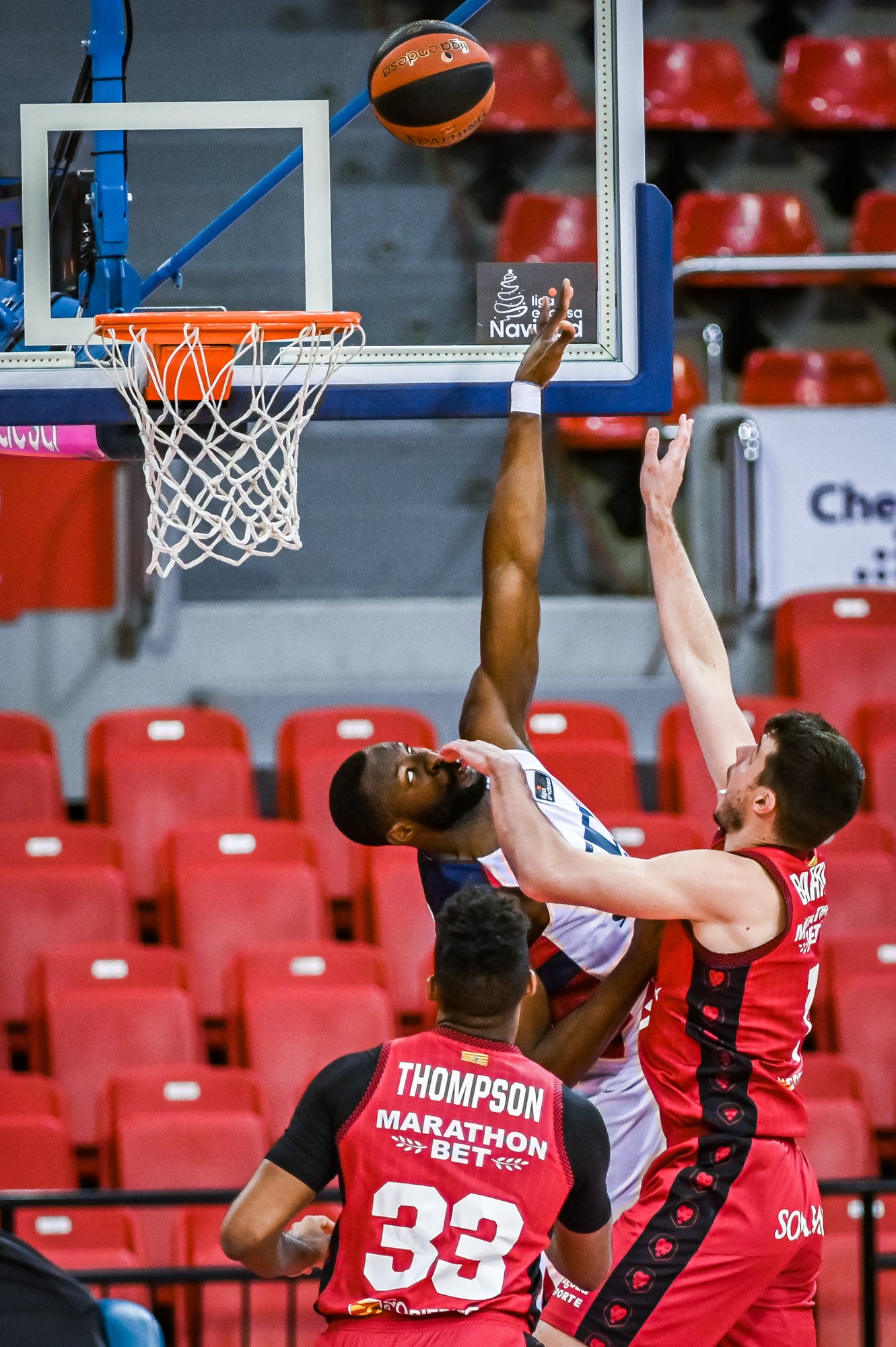 Giedraitis protege la pelota ante la defensa de Barreiro.