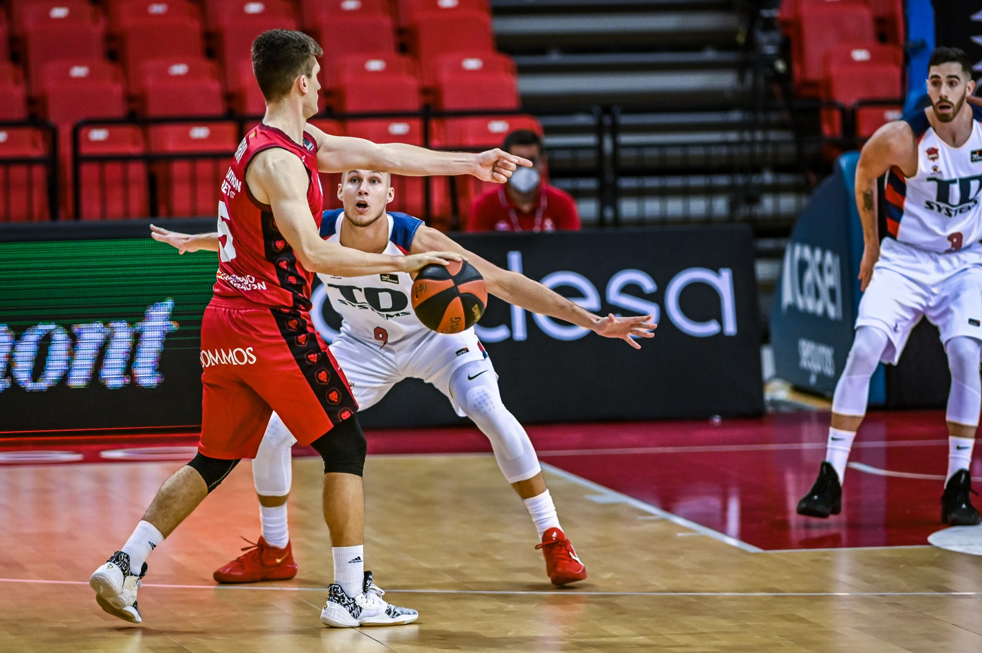 Giedraitis protege la pelota ante la defensa de Barreiro.