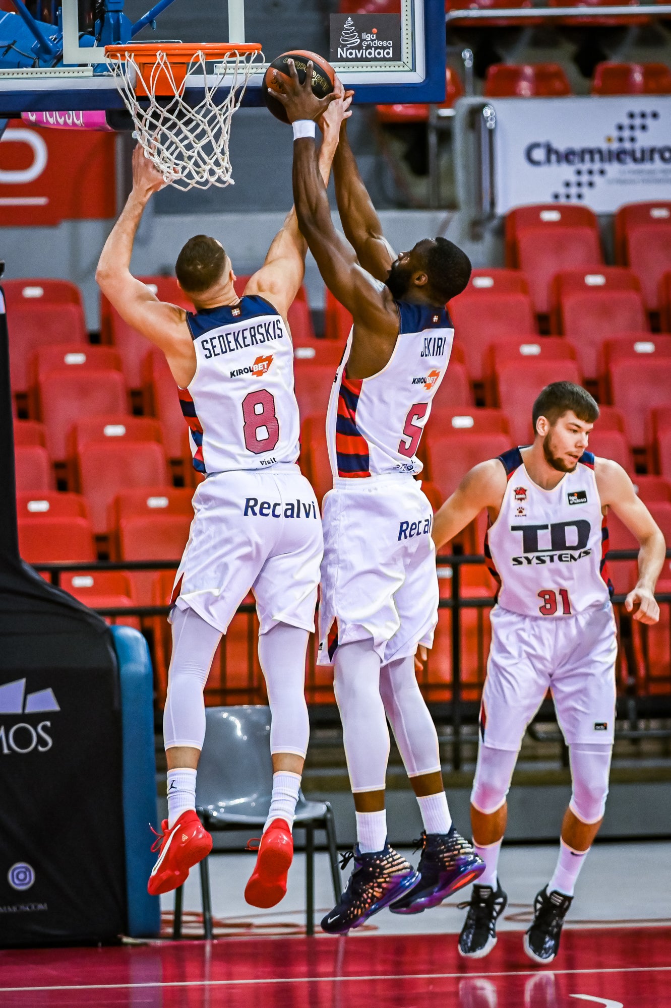 Giedraitis protege la pelota ante la defensa de Barreiro.