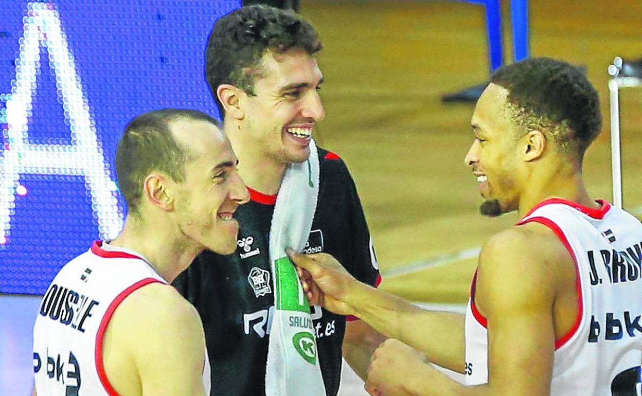 Rousselle y Brown celebran junto a Reyes el triunfo del pasado domingo en Fuenlabrada. 