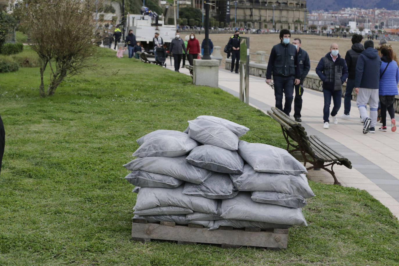 Sacos de tierra para protegerse del temporal tras decretarse la alarma roja a partir de medianoche.