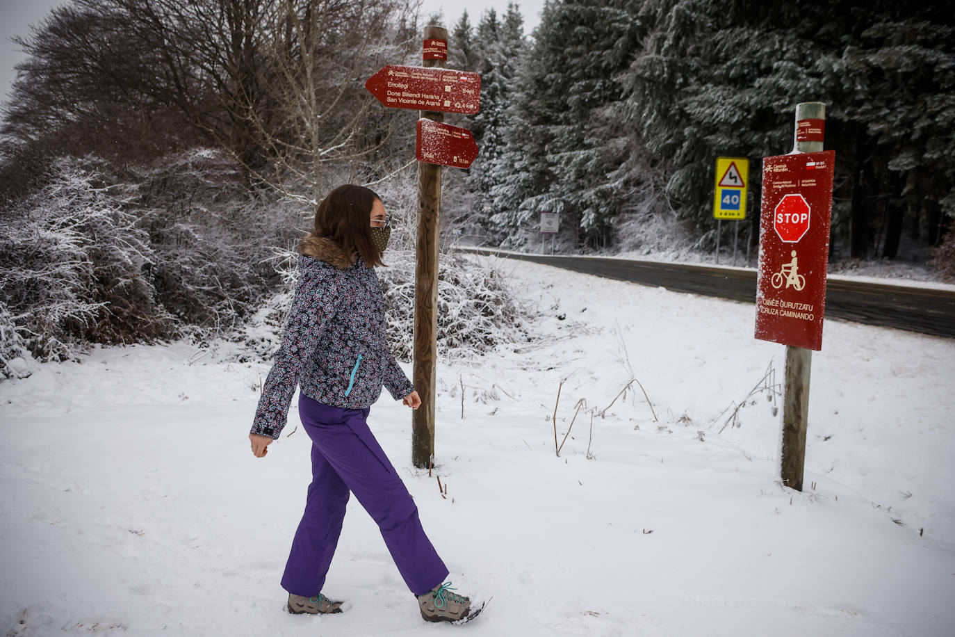 Una joven pisa nieve en Opakua.