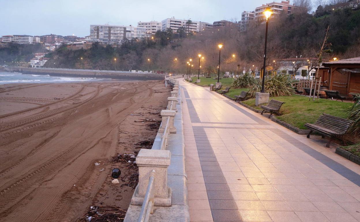 Así ha amanecido la playa de Ereaga, en Getxo. 