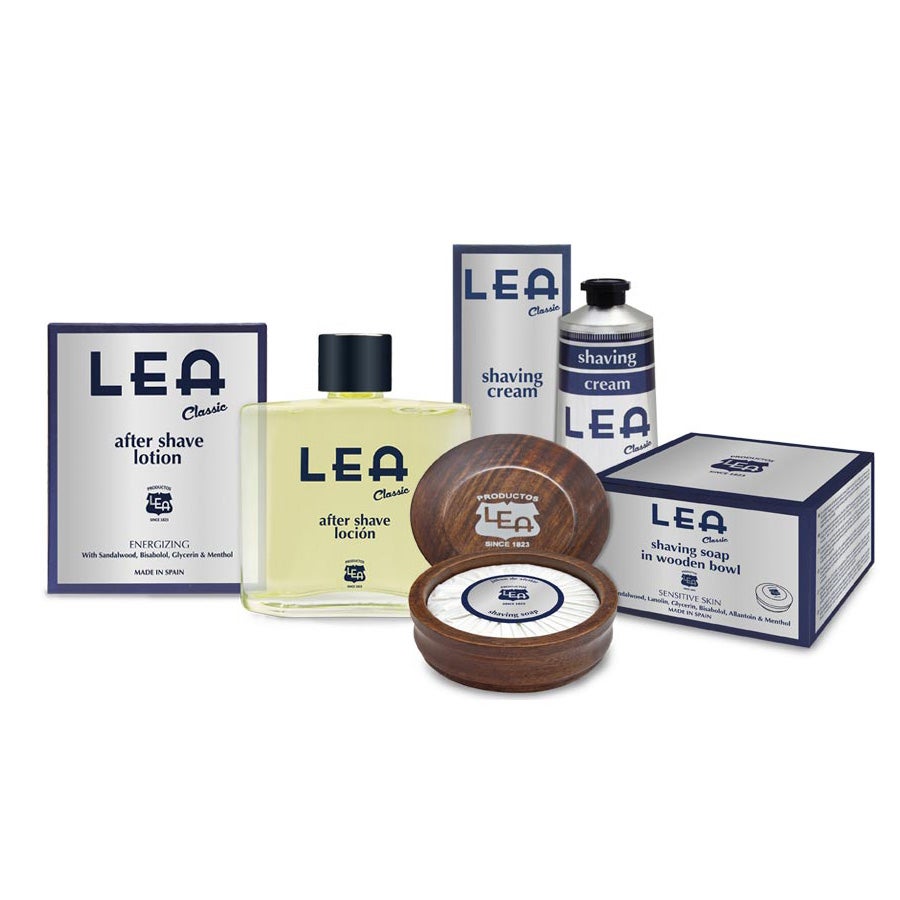 La tradición se cuela en la cosmética masculina recuperando costumbres olvidadas. El afeitado clásico vuelve, y con él las brochas, los jabones y las mezclas de aromas naturales. LEA Classic es la línea de afeitado más exclusiva de LEA, una de las empresas más antiguas del País Vasco, que defiende la esencia de toda la vida y devuelve al hombre su ritual de belleza más preciado con un toque de sofisticación. Sin duda, el placer cotidiano del verdadero ‘gentleman’. Sus precios oscilan entre los 8 y los 28 euros y están a la venta en su página web (www.productoslea.com) y en grandes superficies.