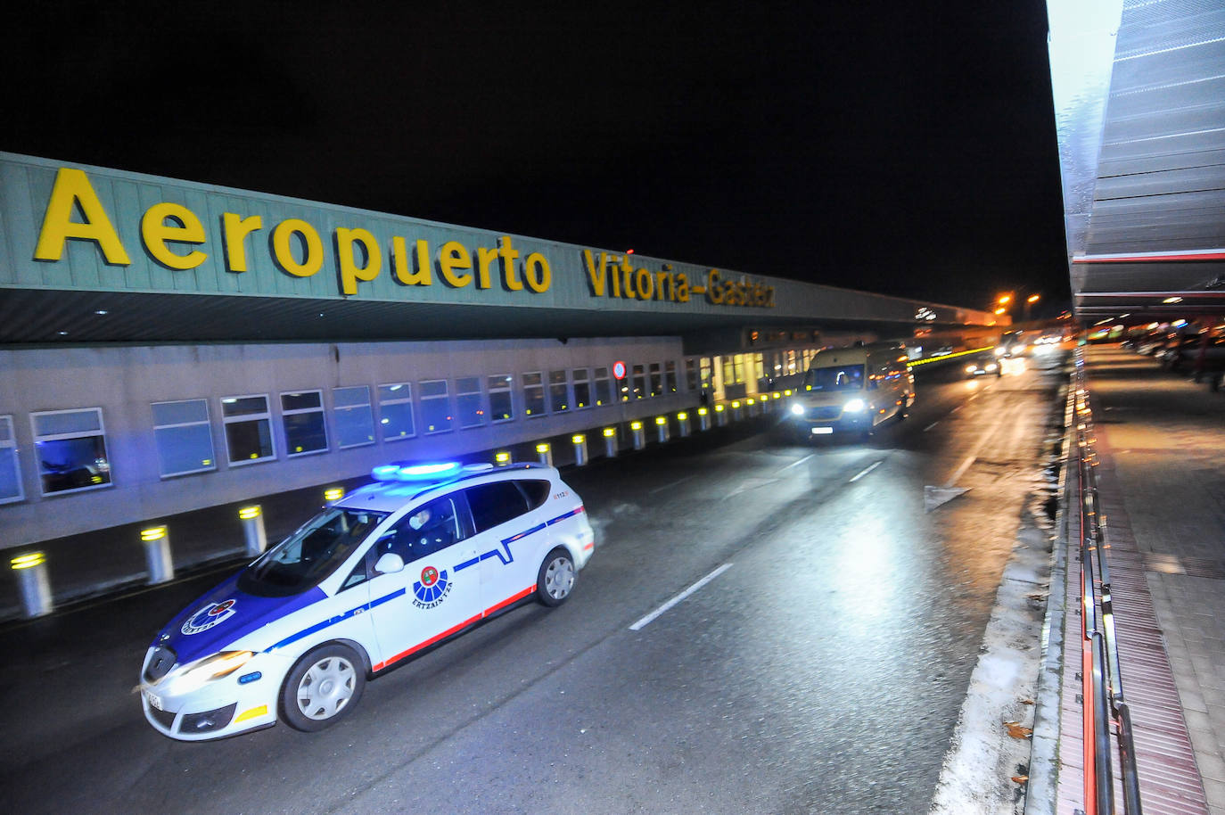 Fotos: Así ha llegado al aeropuerto de Vitoria el envío con las vacunas de Pfizer para Euskadi y otras cinco comunidades