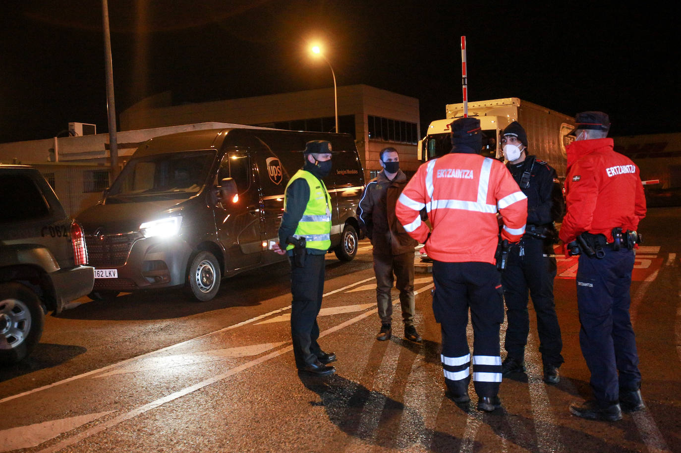 Fotos: Así ha llegado al aeropuerto de Vitoria el envío con las vacunas de Pfizer para Euskadi y otras cinco comunidades