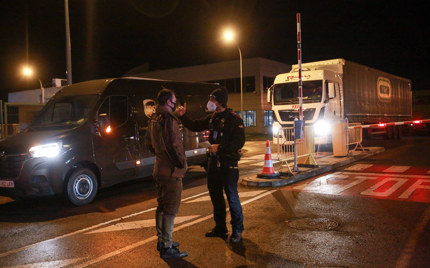 Fotos: Así ha llegado al aeropuerto de Vitoria el envío con las vacunas de Pfizer para Euskadi y otras cinco comunidades