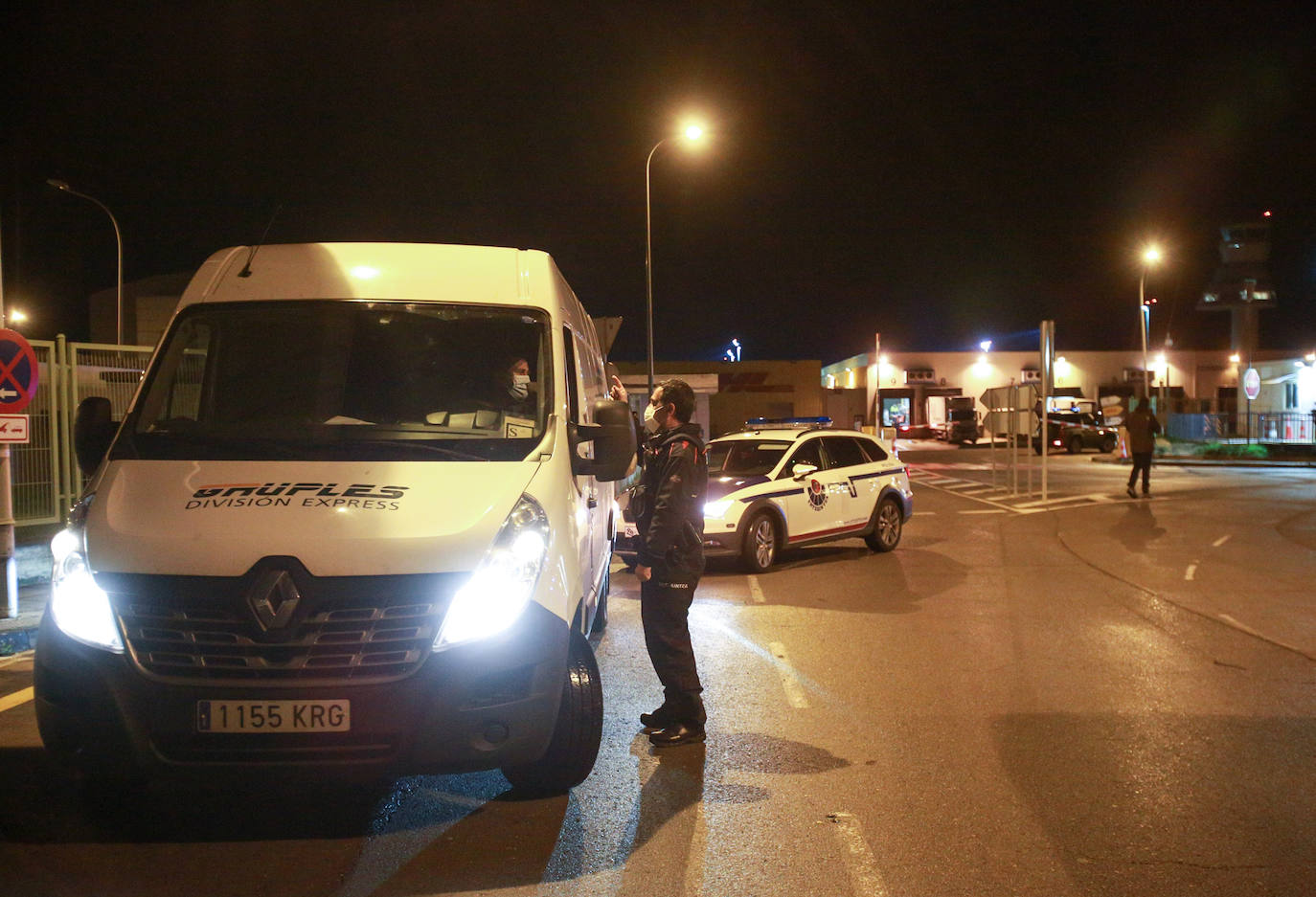 Fotos: Así ha llegado al aeropuerto de Vitoria el envío con las vacunas de Pfizer para Euskadi y otras cinco comunidades