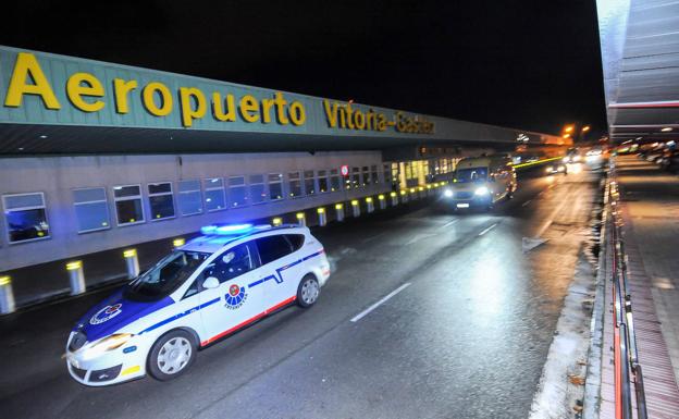 Varias patrullas de la Ertzaintza han escoltado desde Foronda a los vehículos que transportan las dosis.