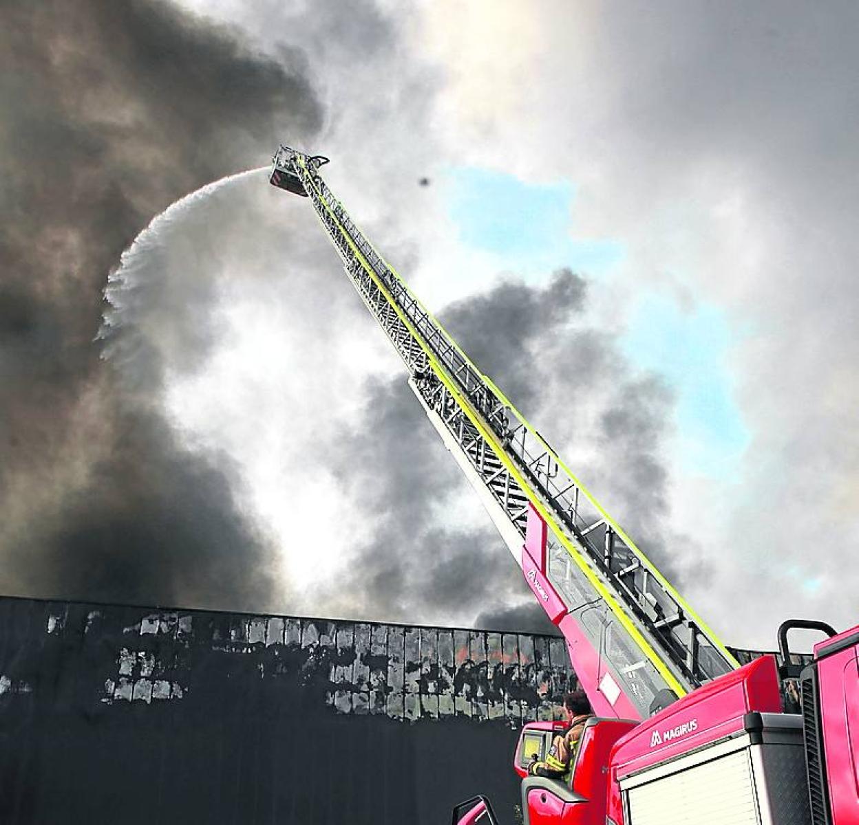 Un brutal incendio arrasó la planta de Aldanondo en Salvatierra.